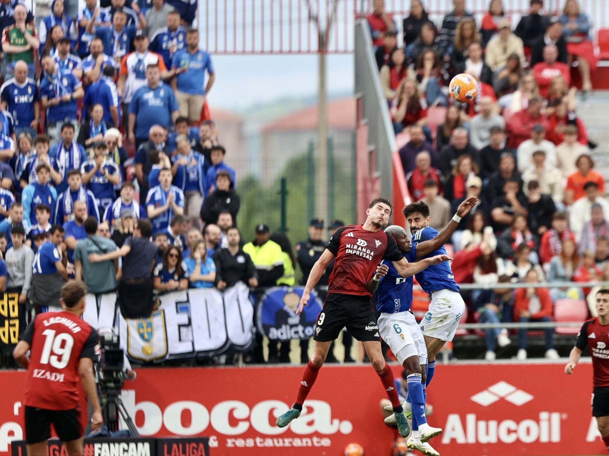 EN IMÁGENES: Ambientazo en el primer partido de la final por el ascenso a Primero entre Mirandés y Real Oviedo