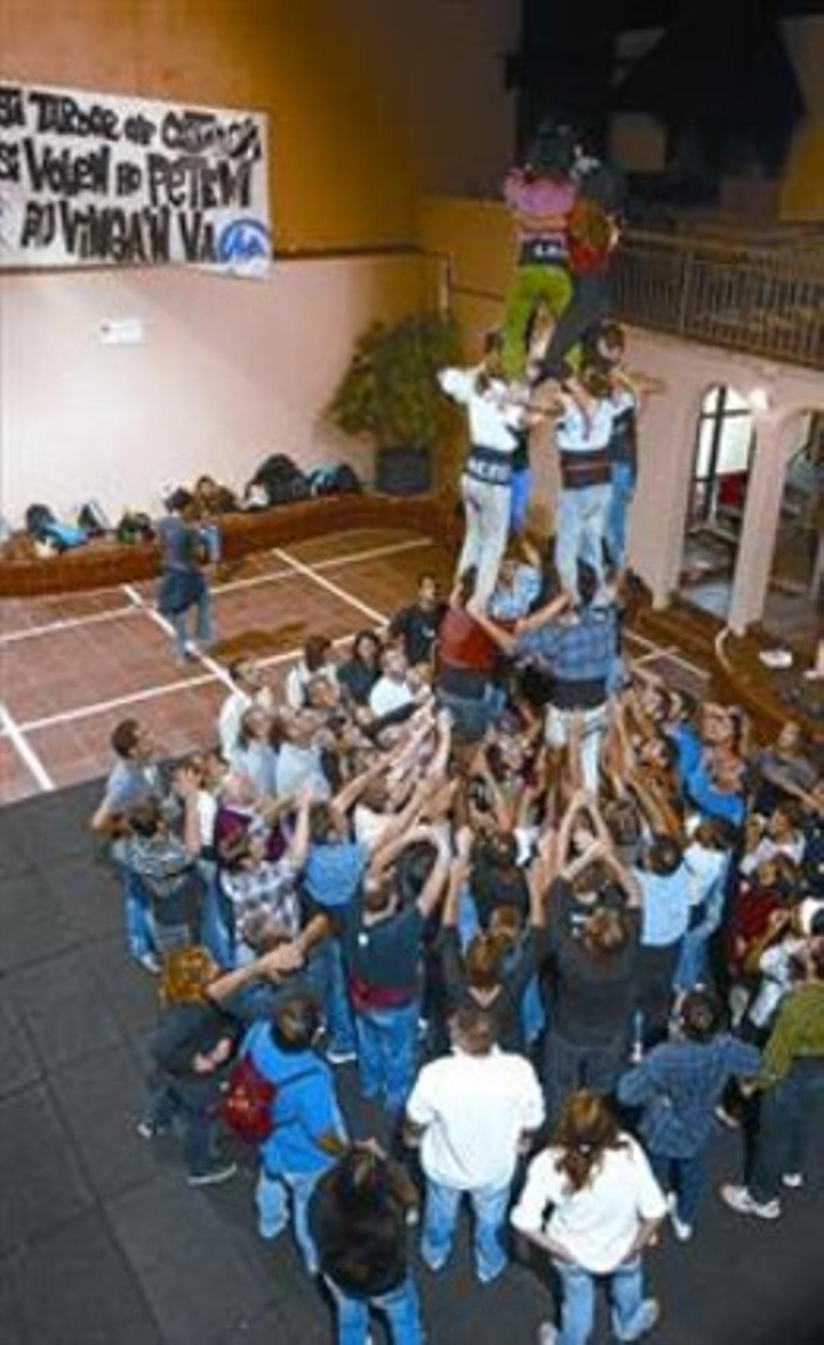 Els Minyons de Terrassa assagen un castell a la seva seu, ahir a la nit.