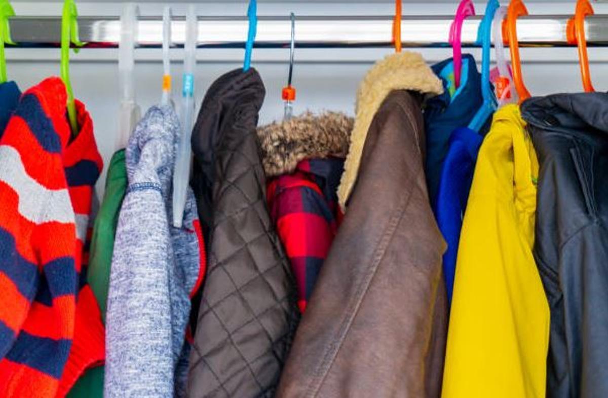 Abrigos en un armario.