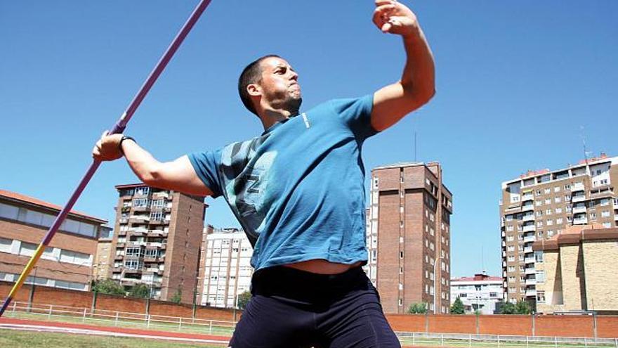 David Gómez se dispone a lanzar su jabalina en Balaídos, ayer.