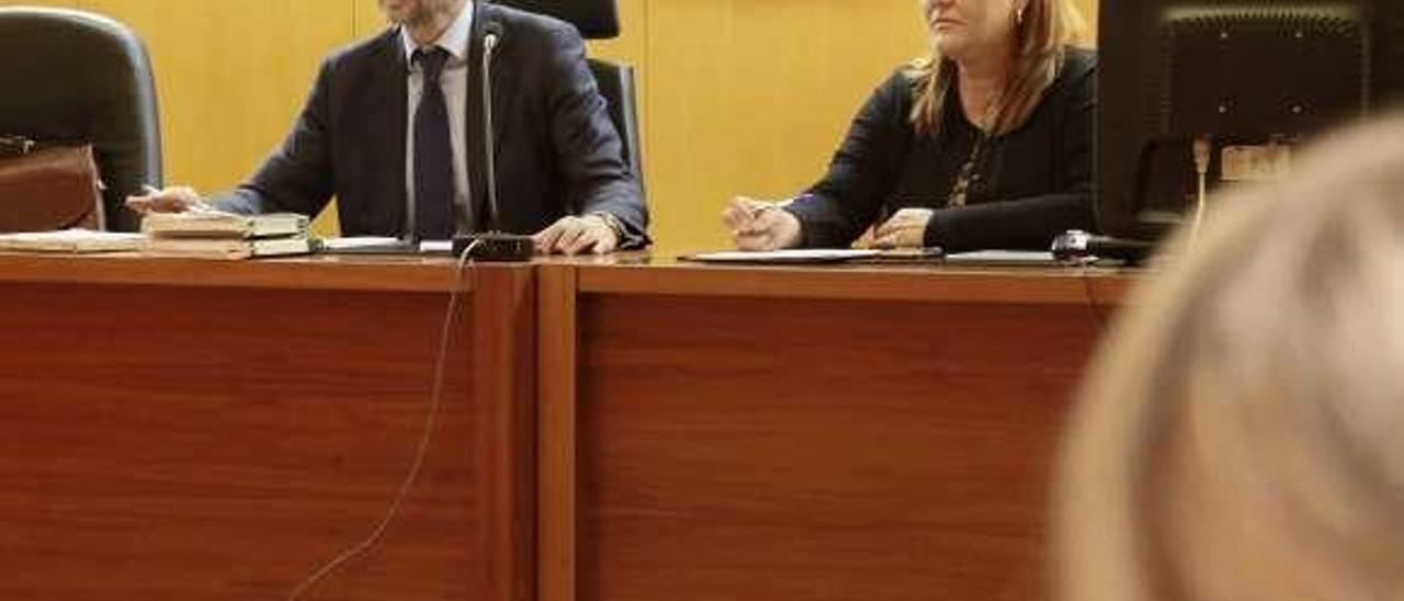 El abogado Luis Tuero y la delegada en Avilés del centro de estudios del Colegio de Abogados, Sonia Arévalo.