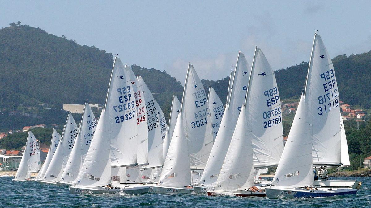 Una regata de snipe en la ría de Vigo.