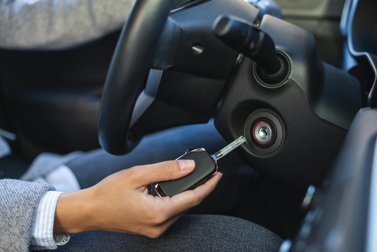 Puedes saber si el motor de arranque está fallando, si metes la llave y no funciona el coche