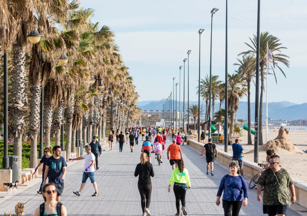 Deportistas en el Paseo Marítimo y en el Jardín del Turia de València