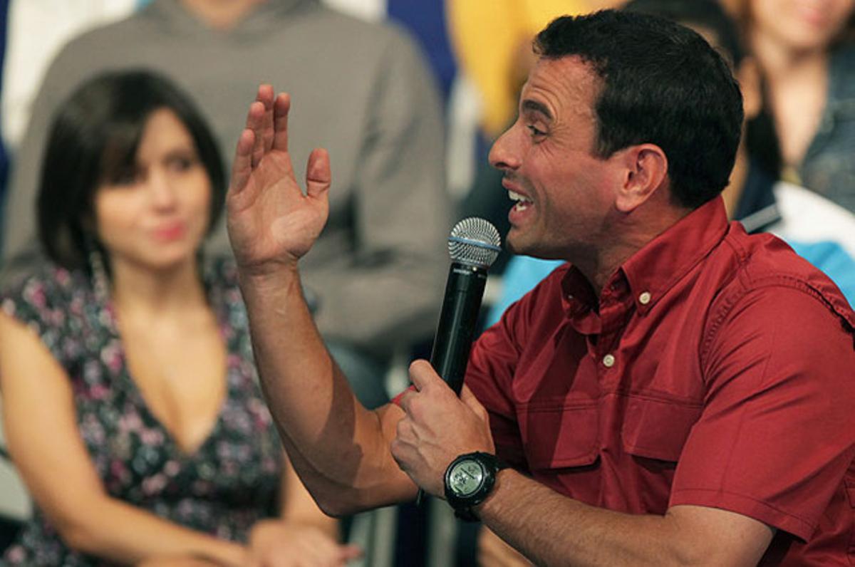 El candidat presidencial veneçolà Henrique Capriles, parla durant una conferència de vídeo a través de Facebook, des d’un estudi de televisió a Caracas.