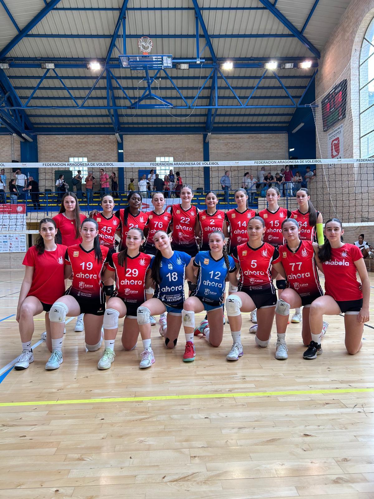 Las chicas del Ahora Vóley Xàtiva juvenil en el Campeonato de España, en Zaragoza.