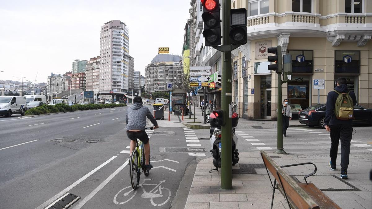 Bici y semáforo en el cruce de la avenida Linares Rivas con la calle Menéndez Pelayo en A Coruña