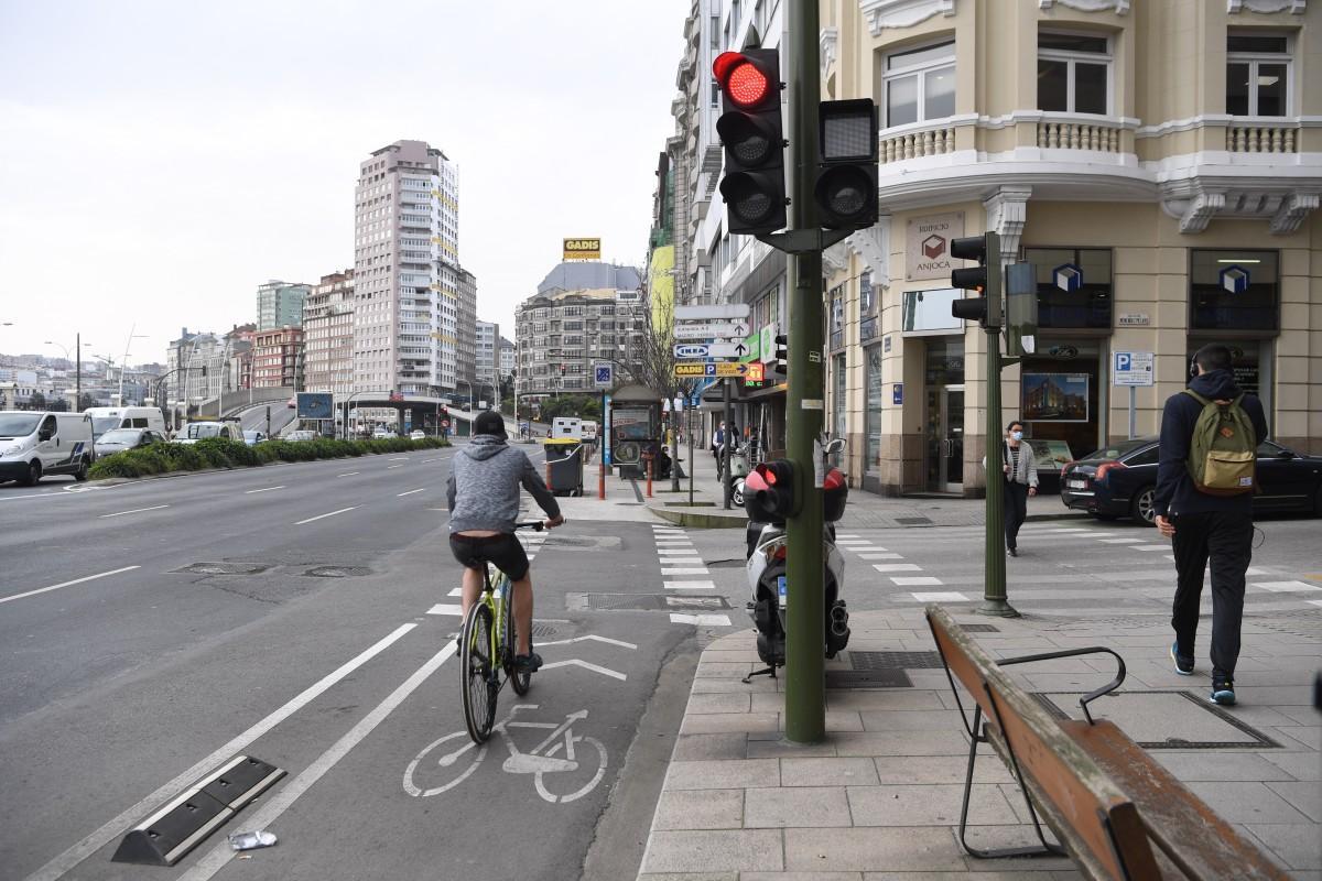 Bici y semáforo en el cruce de la avenida Linares Rivas con la calle Menéndez Pelayo en A Coruña