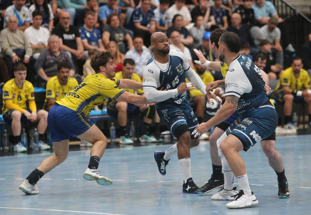 Rivero en un acción del partido de esta tarde en O Gatañal.