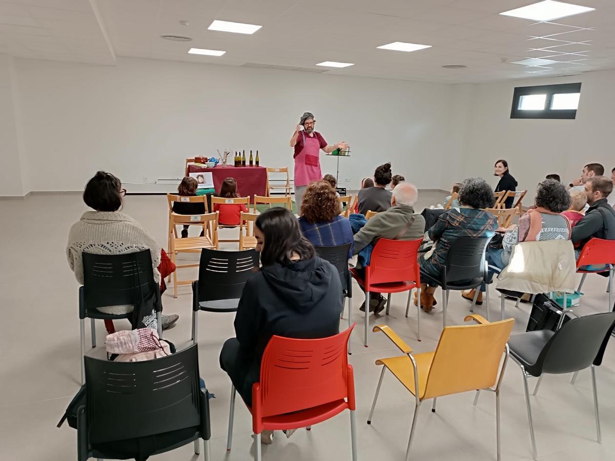 Un momento do contacontos de Caxato, onte, na Biblioteca Torrente Ballester de Bueu.
