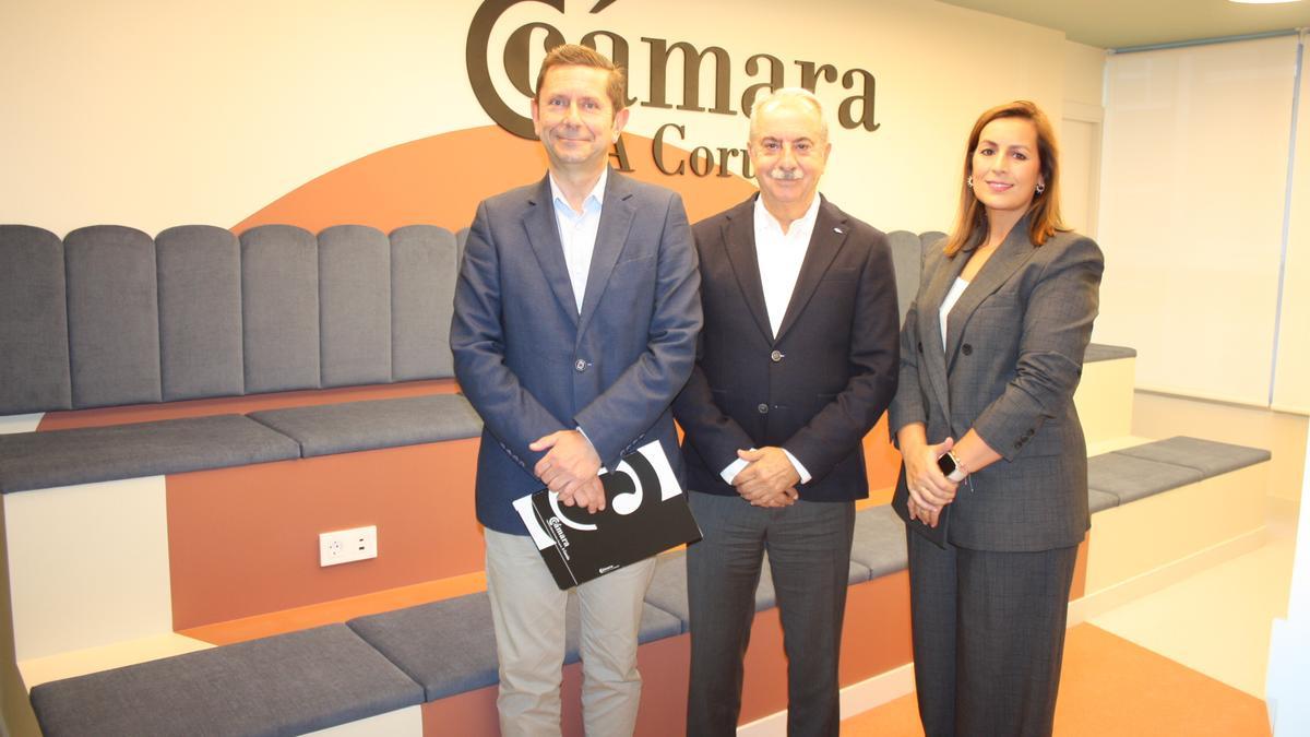 El presidente de la Cámara de A Coruña (c), Antonio Couceiro, en las instalaciones del nuevo centro de formación.