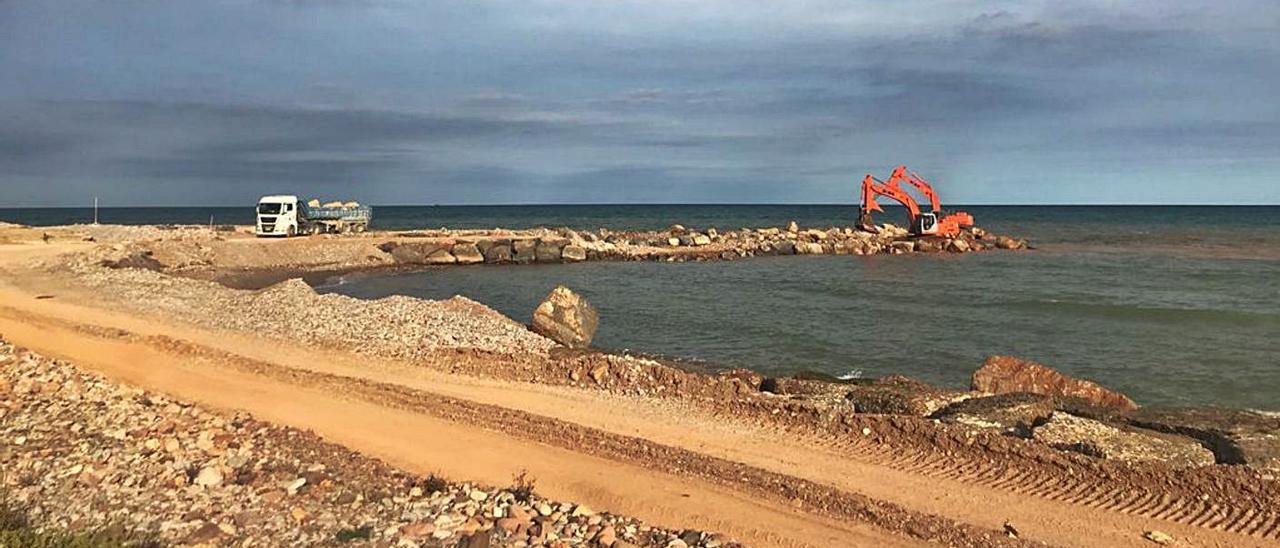 Un camión procedente de la cantera del Salt del Llop descarga en Almenara. | LEVANTE-EMV