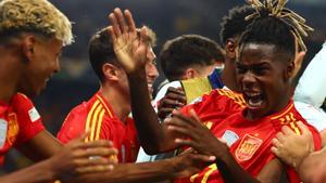 Nico celebra su tanto con Lamine