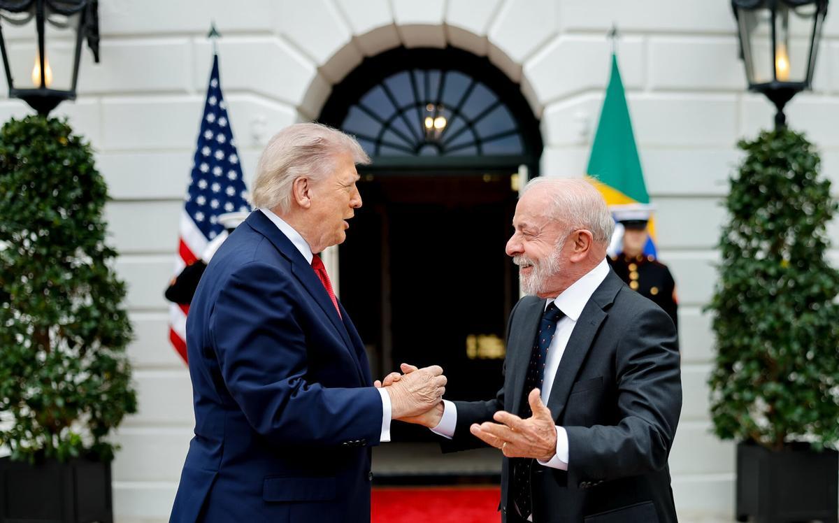 Donald Trump, presidente de los Estados Unidos saludando a Luiz Inácio Lula da Silva durante su visita a la Casa Blanca