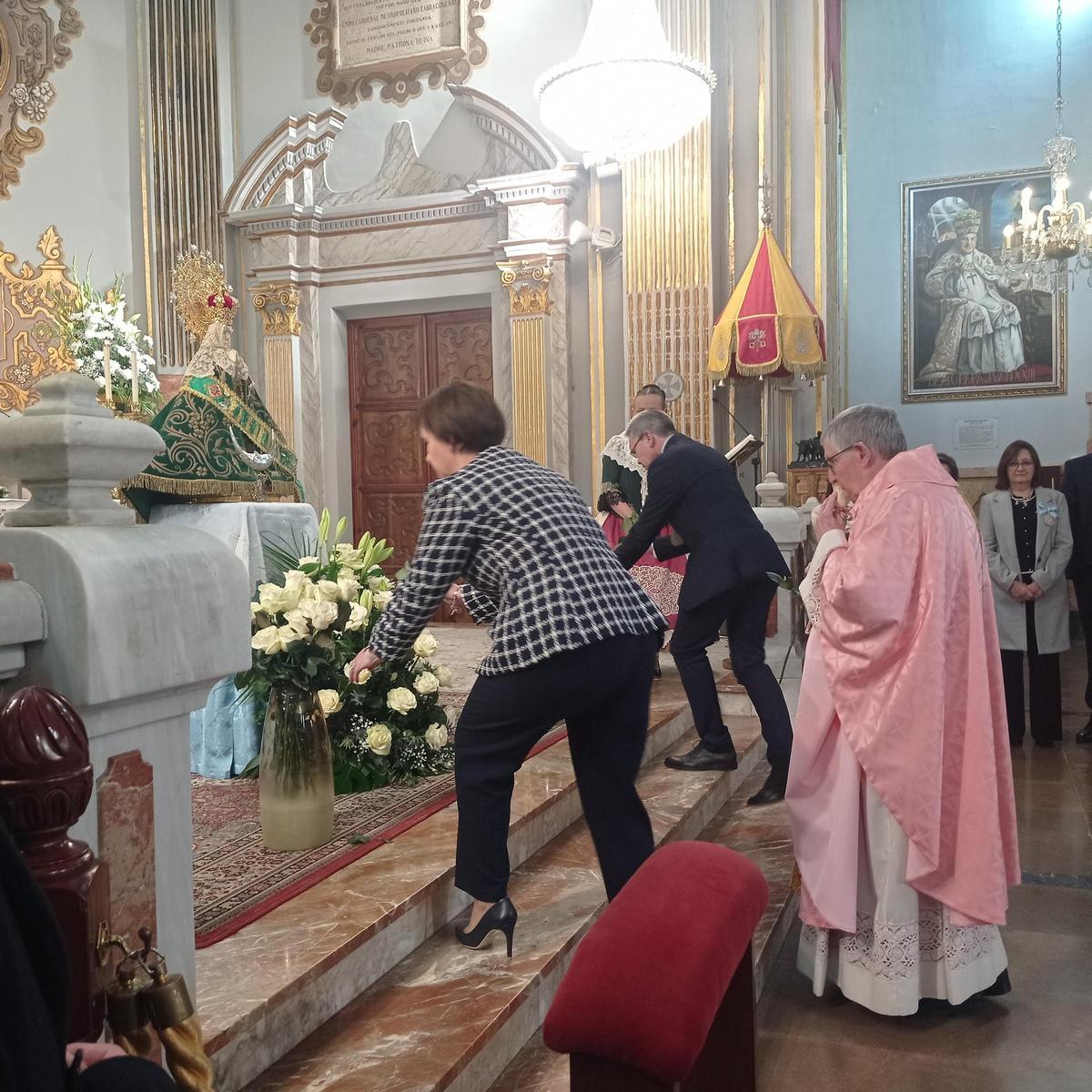 Momento de la ofrenda de los presidentes de la junta de gobierno y el prior de la basílica del Lledó.