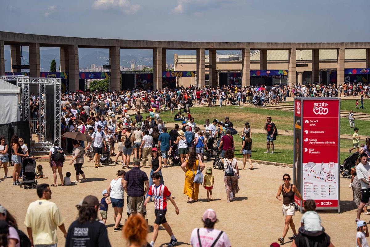 Este fin de semana, 30 y 31 de mayo, la Anella Olímpica de Montjuïc acoge la iniciativa ‘3Cat en Viu’, la gran fiesta de la tele pública catalana para acercar sus programas a la audiencia. Cinco escenarios llenarán más de 25.000 metros cuadrados, de 10.00 a 18.00 horas, para ofrecer actividades y espectáculos en directo.