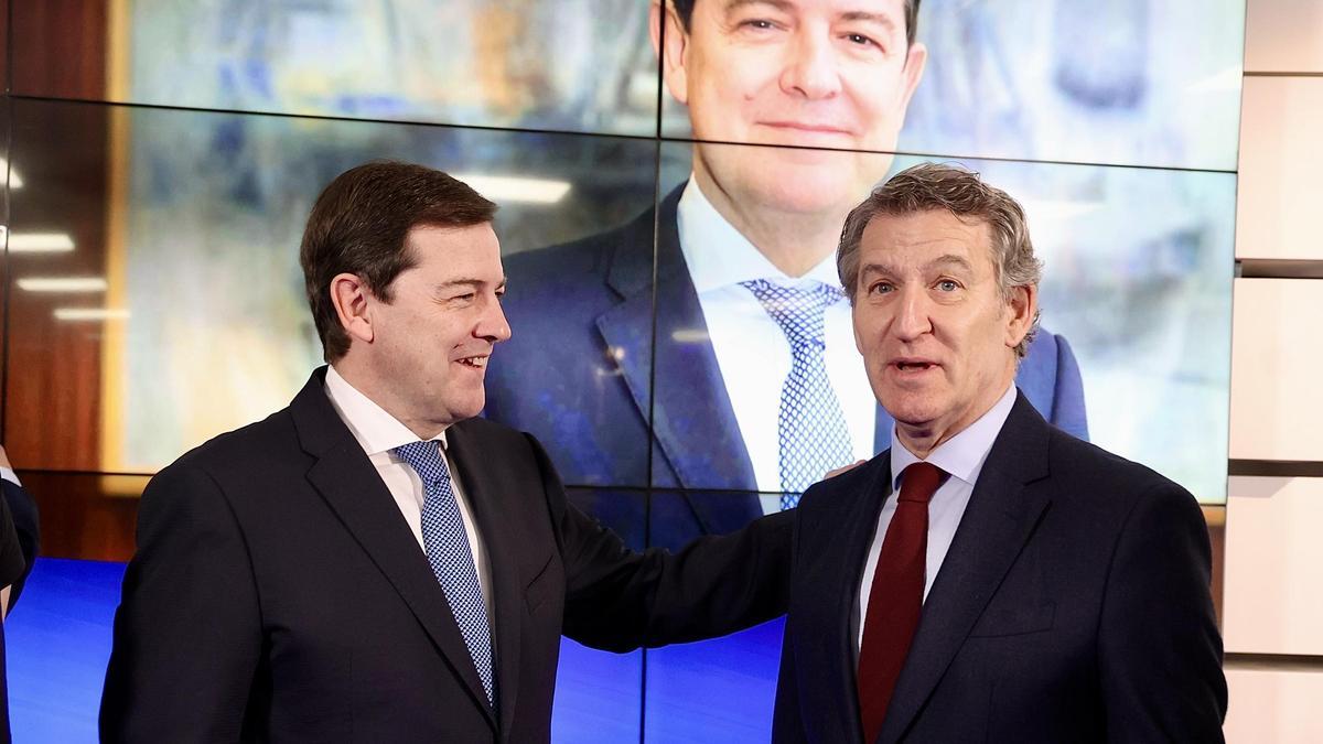 El presidente Mañueco junto a Alberto Núñez Feijóo en Madrid.