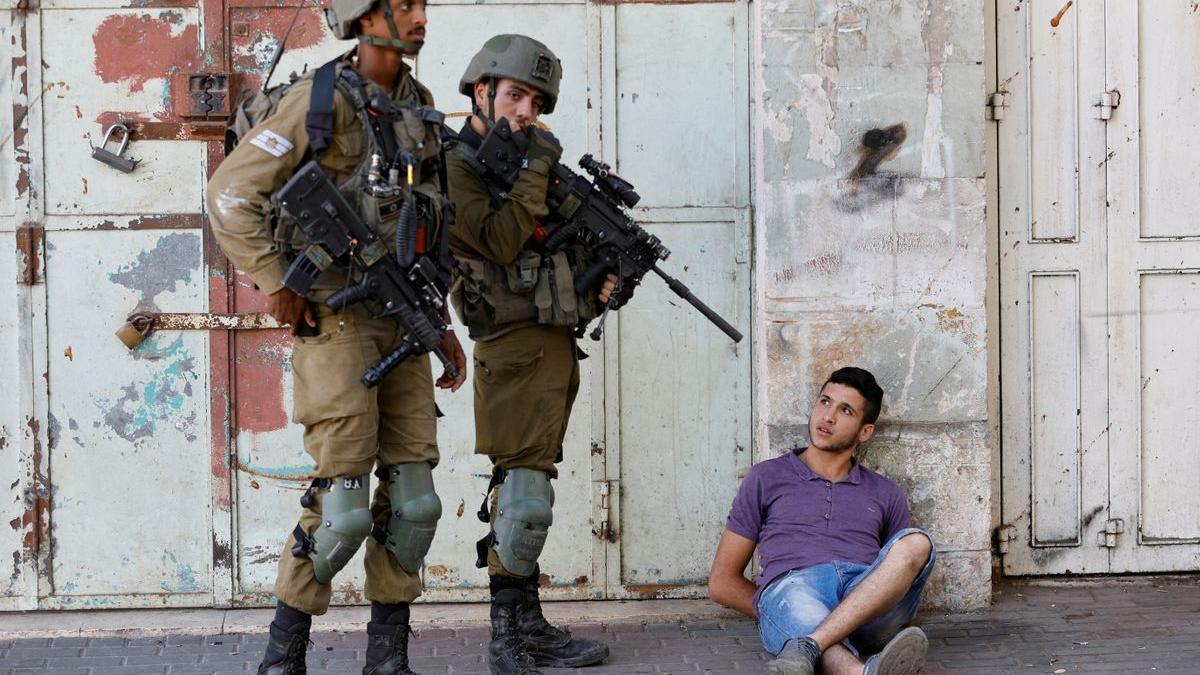Soldados del ejército israelí detienen a un palestino.