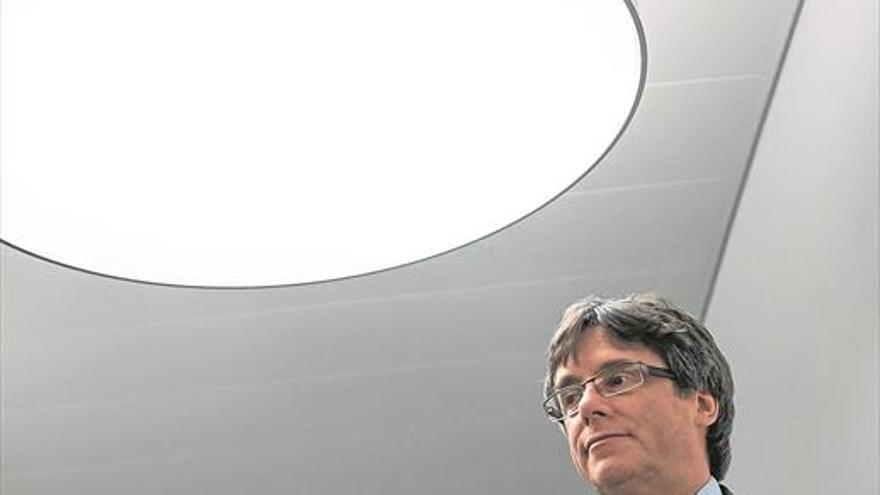 El juez amenaza a Puigdemont con embargarle si no paga 2,1 millones