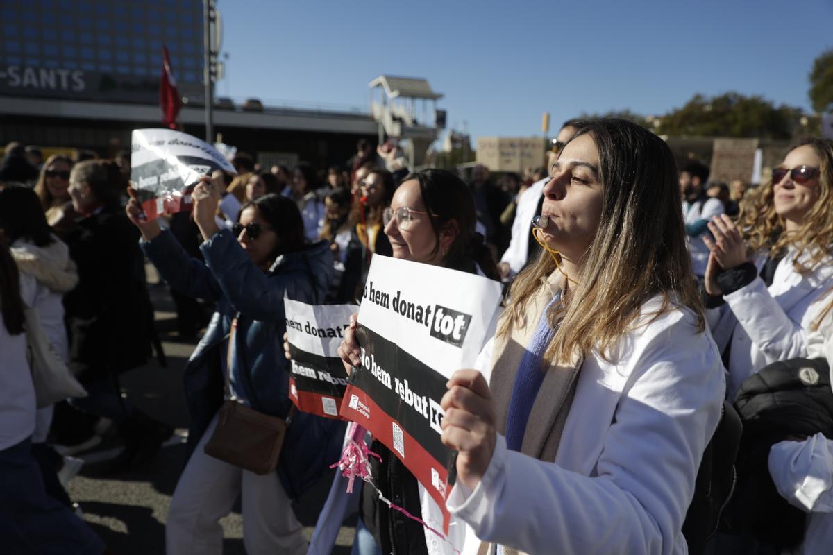 Los sanitarios se han manifestado desde el Departament de Salut hasta la estación de Sants en defensa de la sanidad pública durante el primer día de la huelga de médicos.