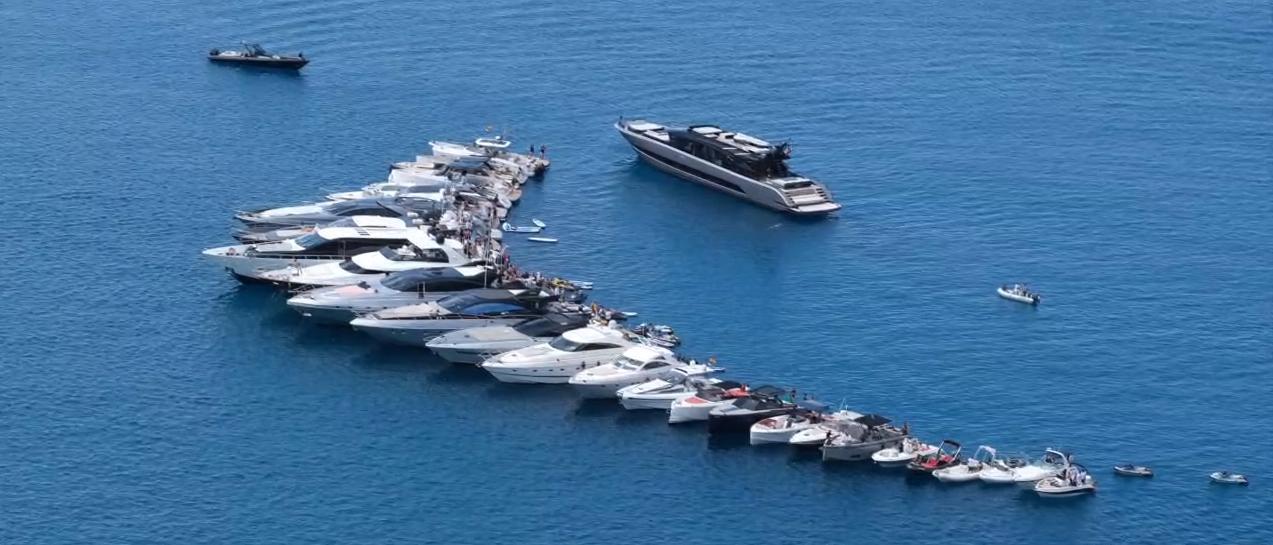Fiesta con 30 barcos en Formentera