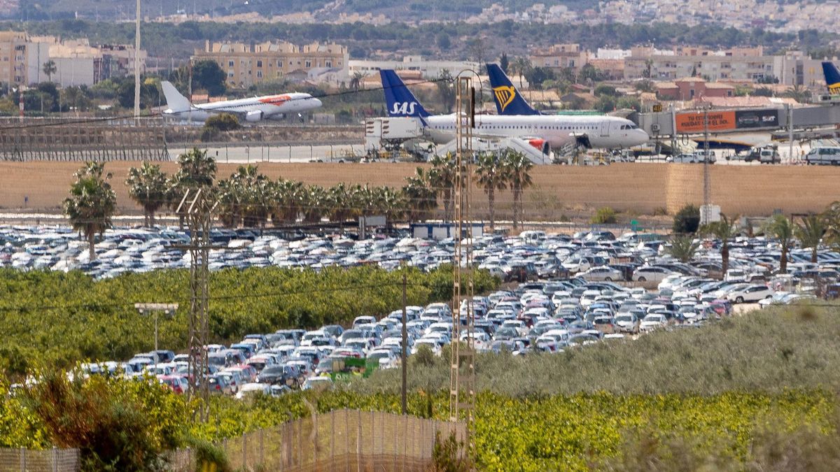 Campas con los coches de alquiler en las proximidades del aeropuerto Alicante-Elche.