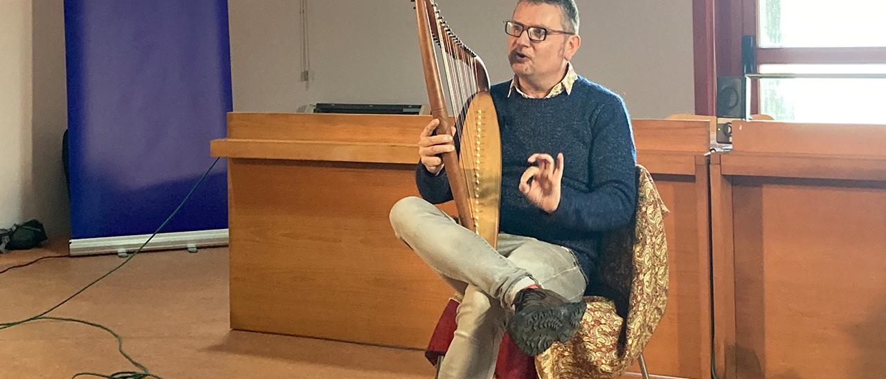 Manuel Vilas, con su harpa medieval.