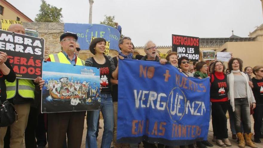 Miles de personas muestran su apoyo a los refugiados en 30 ciudades españolas