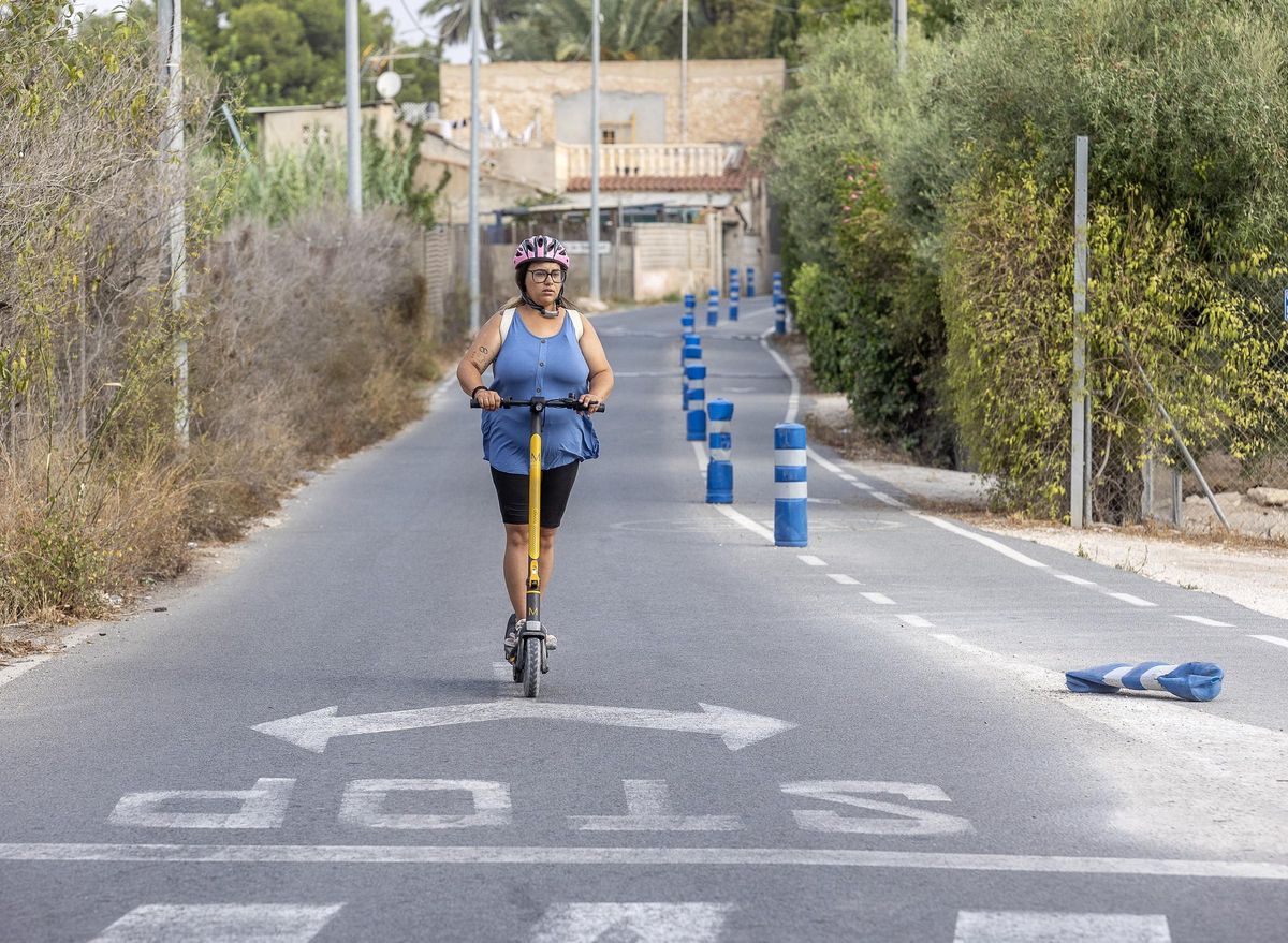 ALICANTE.- CAMINO DE MARCO EN EL CAMPELLO DONDE SOLO SE PUEDE CIRCULAR EN SENTIDO A EL CAMPELLO Y NO HACIA SAN JUAN