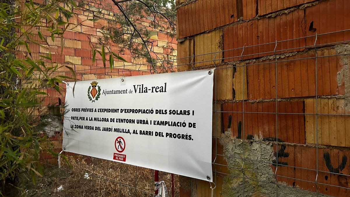 Instalan un vallado provisional en la calle Jérica y medidas de protección para evitar los problemas de peligrosidad.