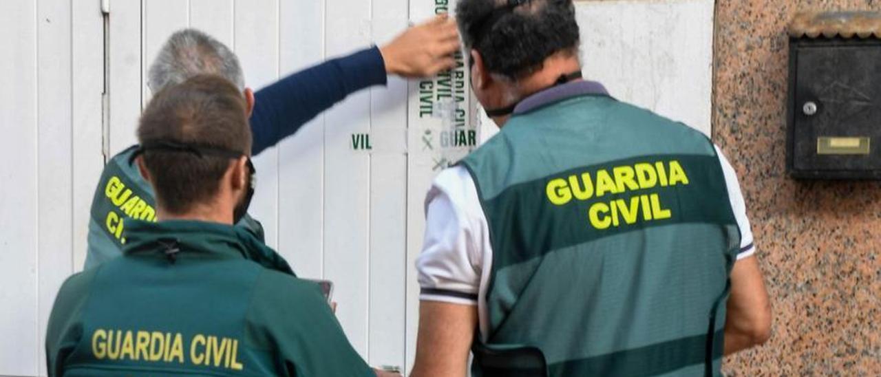 Agentes de la Guardia Civil durante una intervención.