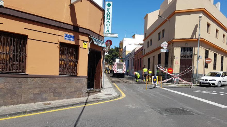 Unas labores de asfaltado en Barrio Nuevo, el pasado año.