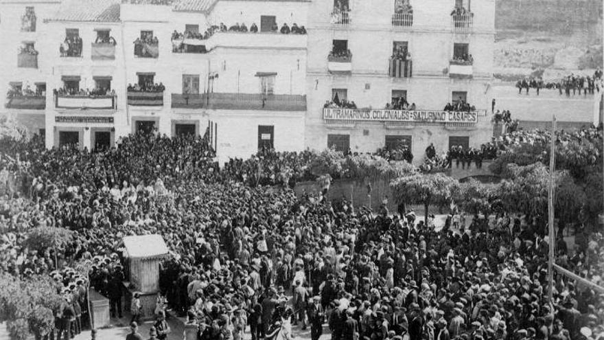 La Montaña, en la plaza en 1924. Al fondo, los ultramarinos de Saturnino Casares.