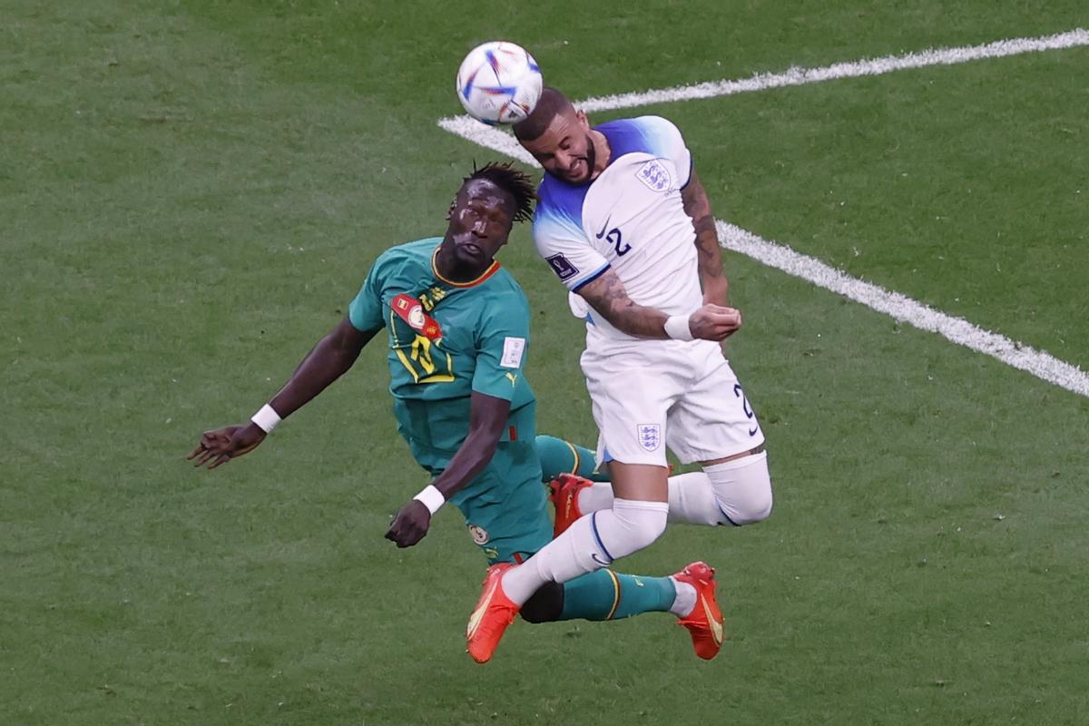 Kyle Walker y Famara Diedhiou disputan un balón.