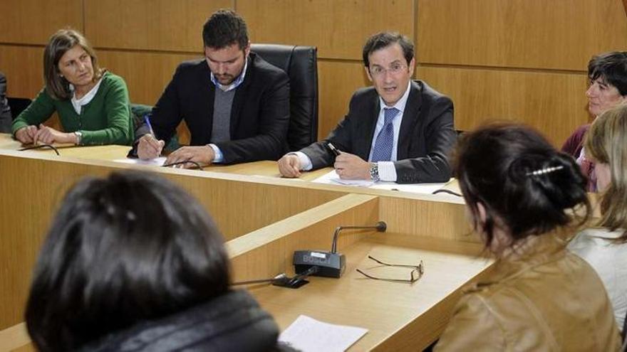 De frente y de izquierda a derecha, Somoza, Cachafeiro, López, Jáudenes y Bouzón,en la reunión de ayer.