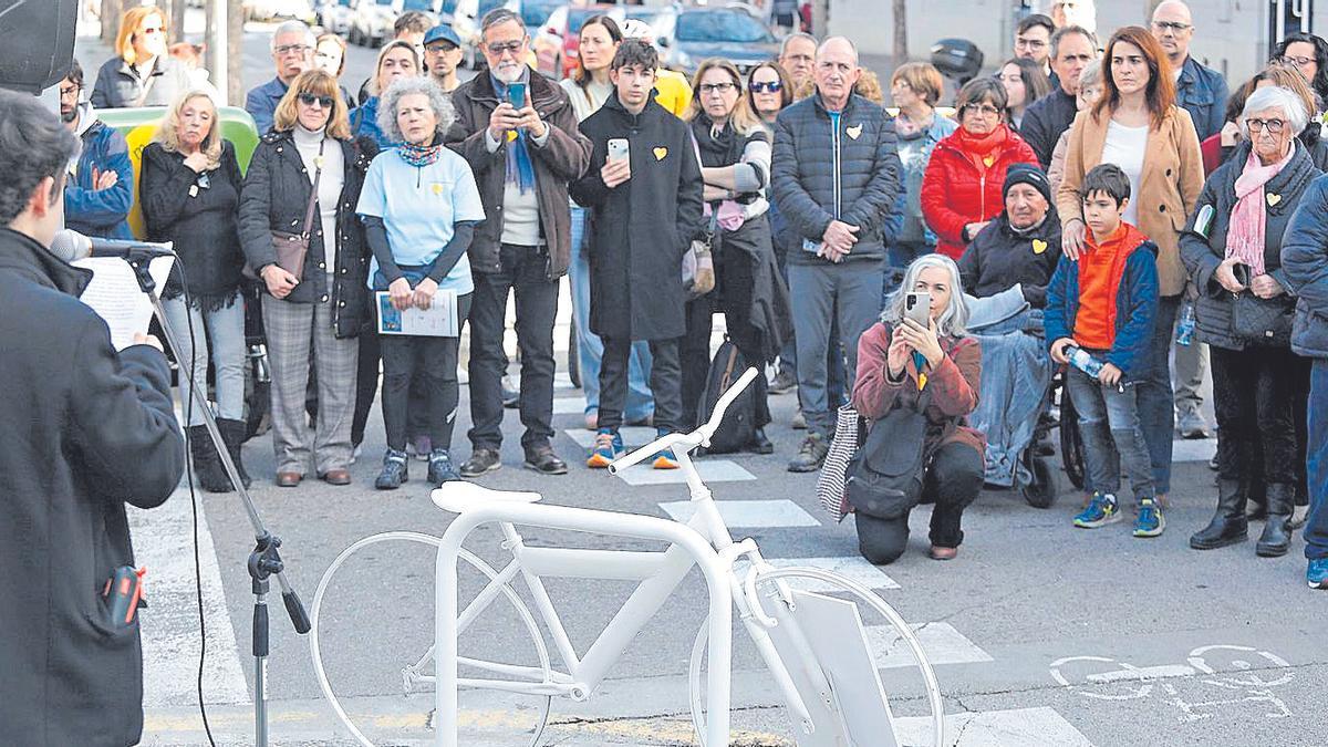 Assistents a l'acte escoltant el manifest contra la violència viària, en una imatge d'arxiu.