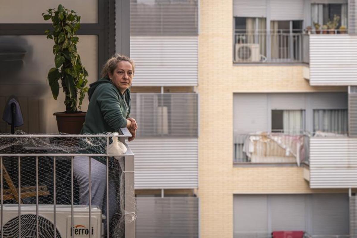 Vanessa Panadero, en el balcón de su casa, en la calle Alegria de L'Hospitalet.