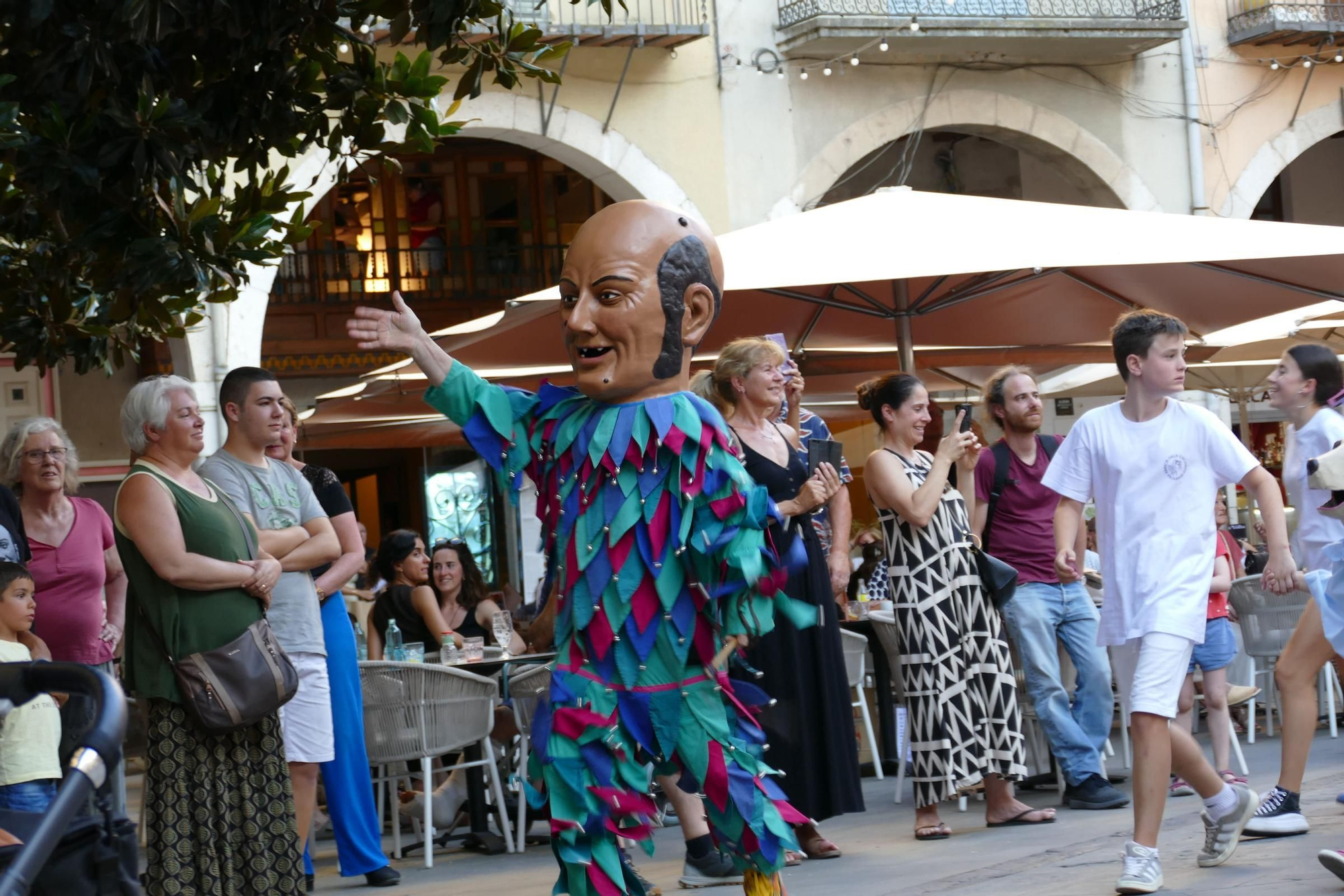 Els gegants de Figueres animen les Festes de Sant Pere amb el ball del seguici i una exposició