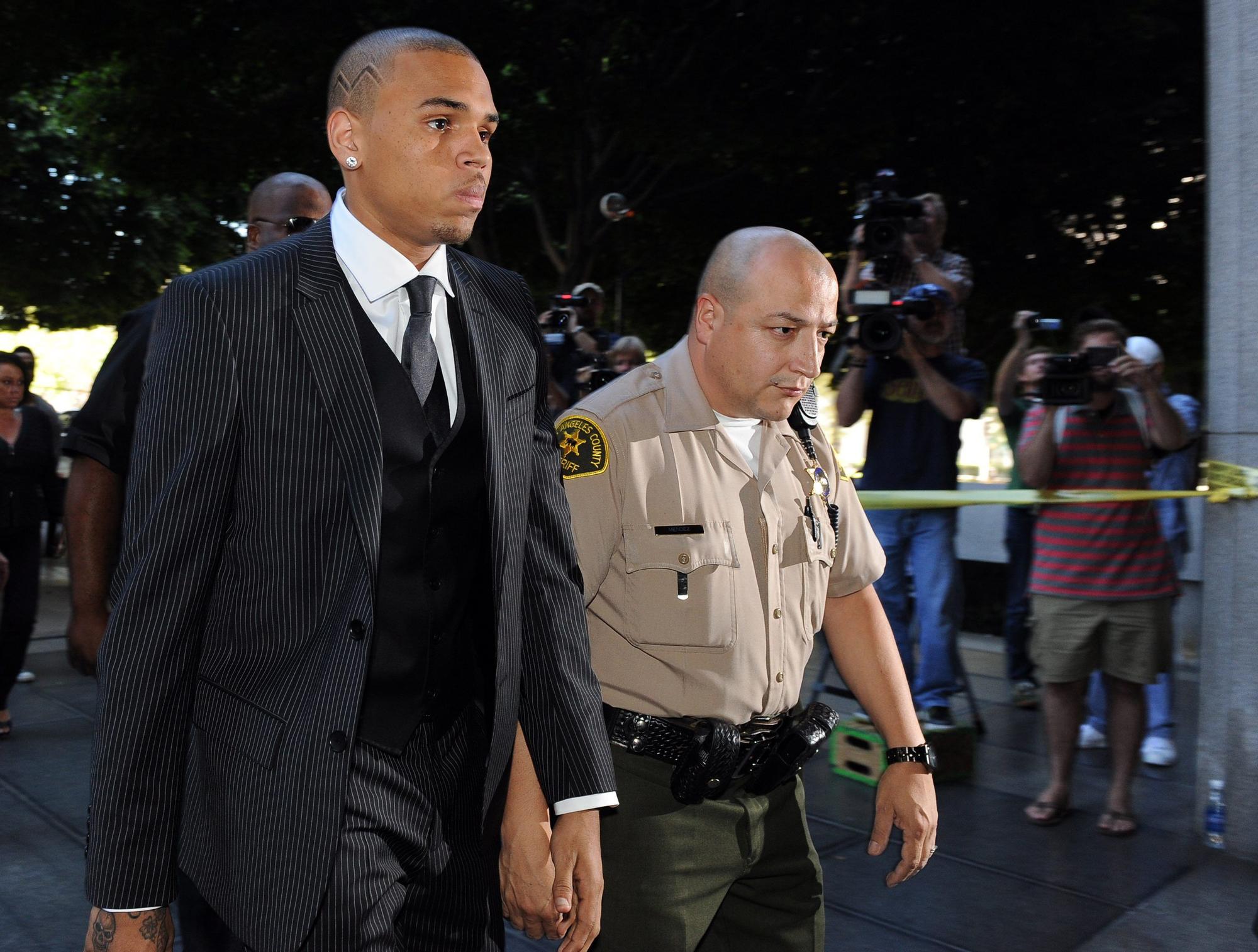 Chris Brown en 2009, cuando asistía a escuchar el veredicto durante el juicio en el que se le acusaba de agredir a su entonces novia, la cantante Rihanna, por lo que fue condenado.
