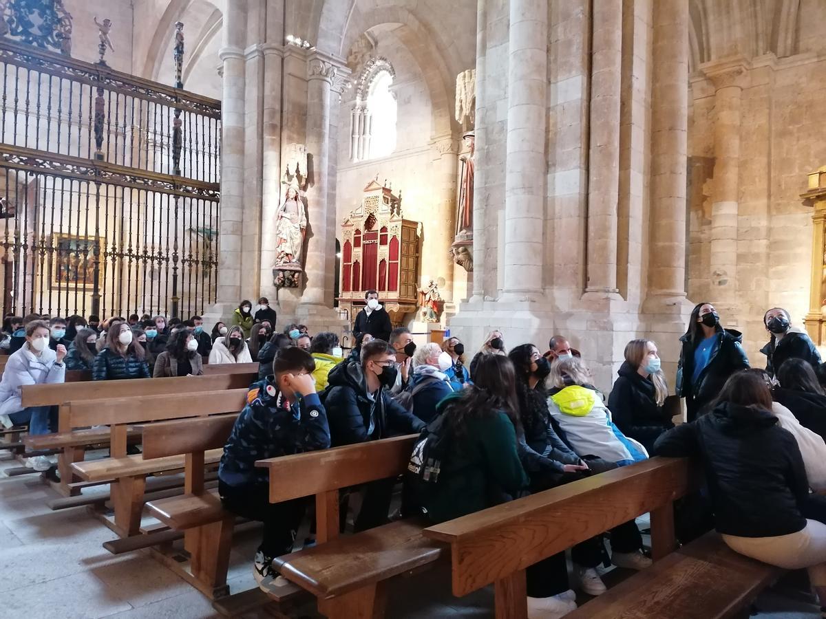 Estudiantes de Toro y de otros países europeos admiran el interior de la Colegiata