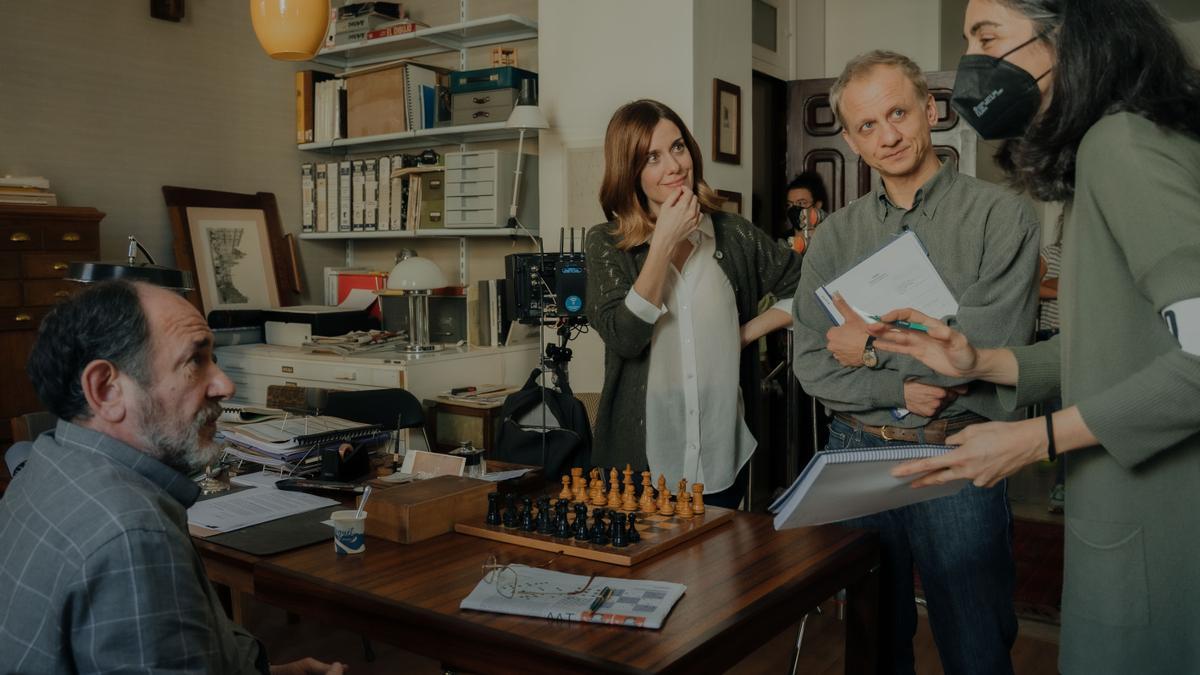 Avelina Prat dando instrucciones a Karra Elejalde,  Alexandra Jiménez  e Ivan Barnev