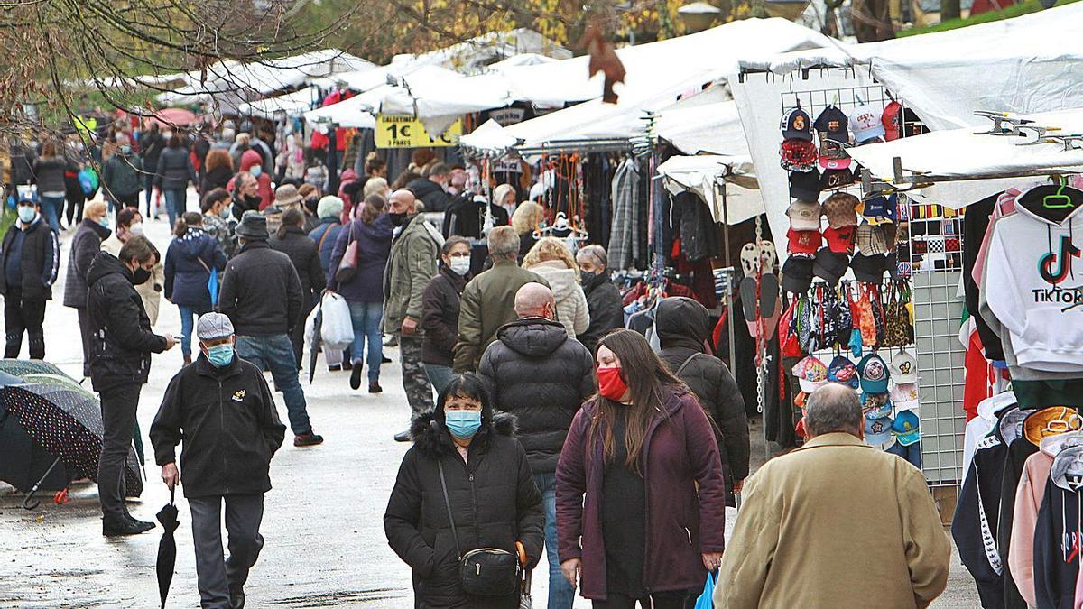 Vecinos pasean en Ourense. |   // IÑAKI OSORIO