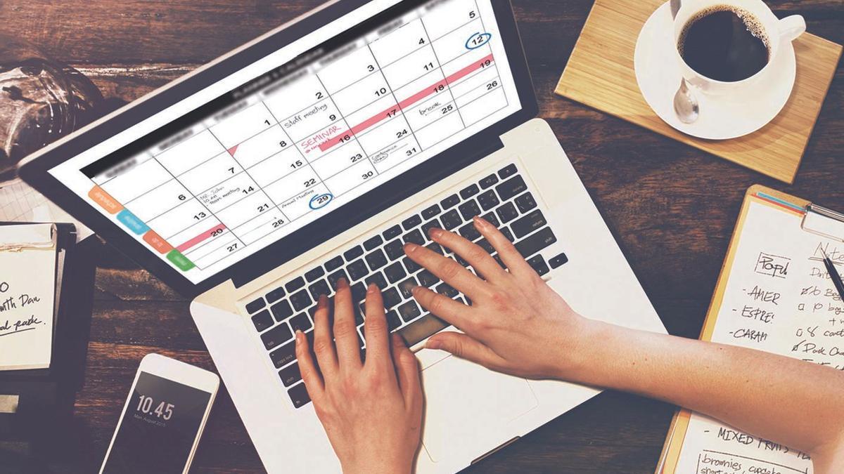 Un trabajador viendo un calendario en un ordenador