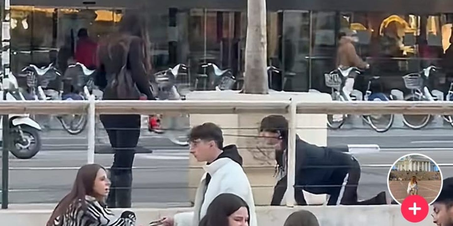 Vídeo: Una mujer paseando a un hombre con una correa como si fuera un perro se hace viral