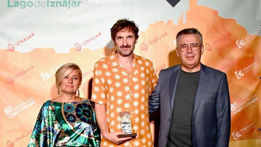 Julián Villagrán con el premio, junto a Lope Ruiz y Toñi Gómez.
