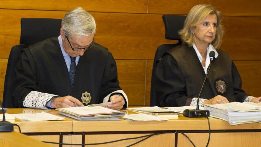 El letrado judicial, Manuel Cerdán (i), con la magistrada, Francisca Bru, durante el juicio.