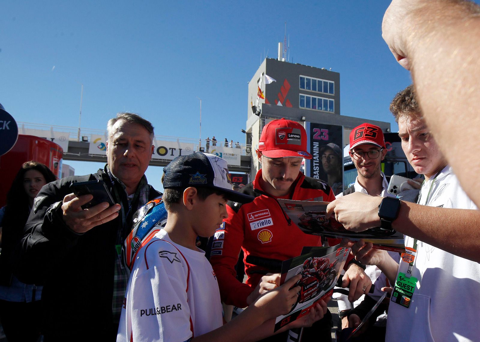 Cientos de personas acuden a Cheste para no perderse las carreras de MotoGP