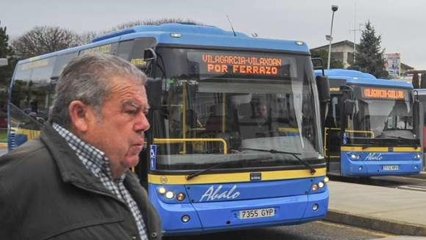 Autobuses en la parada de O Cavadelo, en Vilagarcía. // Iñaki Abella