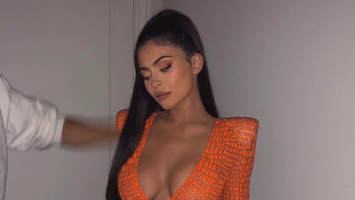 Kylie Jenner con un llamativo vestido naranja de Julien Macdonald