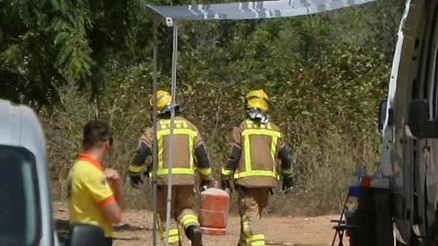 Els bombers retiren una de les 105 bombones de butà localitzades a Alcanar.